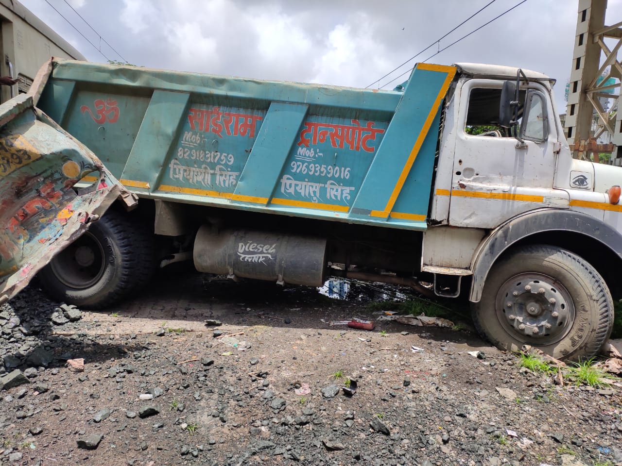 सध्या रेल्वेमार्गावर अनेक काम सुरू आहेत. या कामदारम्यान कंत्राटदाराचा हा ट्रक तिथे उभा करण्यात आला होता. सध्या रेल्वेमार्गावर अनेक काम सुरू आहेत. या कामदारम्यान कंत्राटदाराचा हा ट्रक तिथे उभा करण्यात आला होता.