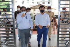 कोरोना थैमानाच्या पार्श्वभूमीवर नागपूर मनपा आयुक्त तुकाराम मुंढे यांनी नुकतीच शासकीय मेडिकल रुग्णालयात व इंदिरा गांधी शासकीय कोविड रुग्णालयात भेट दिली. कोरोना थैमानाच्या पार्श्वभूमीवर नागपूर मनपा आयुक्त तुकाराम मुंढे यांनी नुकतीच शासकीय मेडिकल रुग्णालयात व इंदिरा गांधी शासकीय कोविड रुग्णालयात भेट दिली.