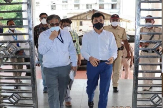 कोरोना थैमानाच्या पार्श्वभूमीवर नागपूर मनपा आयुक्त तुकाराम मुंढे यांनी नुकतीच शासकीय मेडिकल रुग्णालयात व इंदिरा गांधी शासकीय कोविड रुग्णालयात भेट दिली.