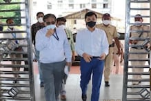कोरोनाला रोखण्यासाठी तुकाराम मुंडेंचा धडाका, PPE किट घालून थेट रुग्णांशी साधला संवाद कोरोनाला रोखण्यासाठी तुकाराम मुंडेंचा धडाका, PPE किट घालून थेट रुग्णांशी साधला संवाद