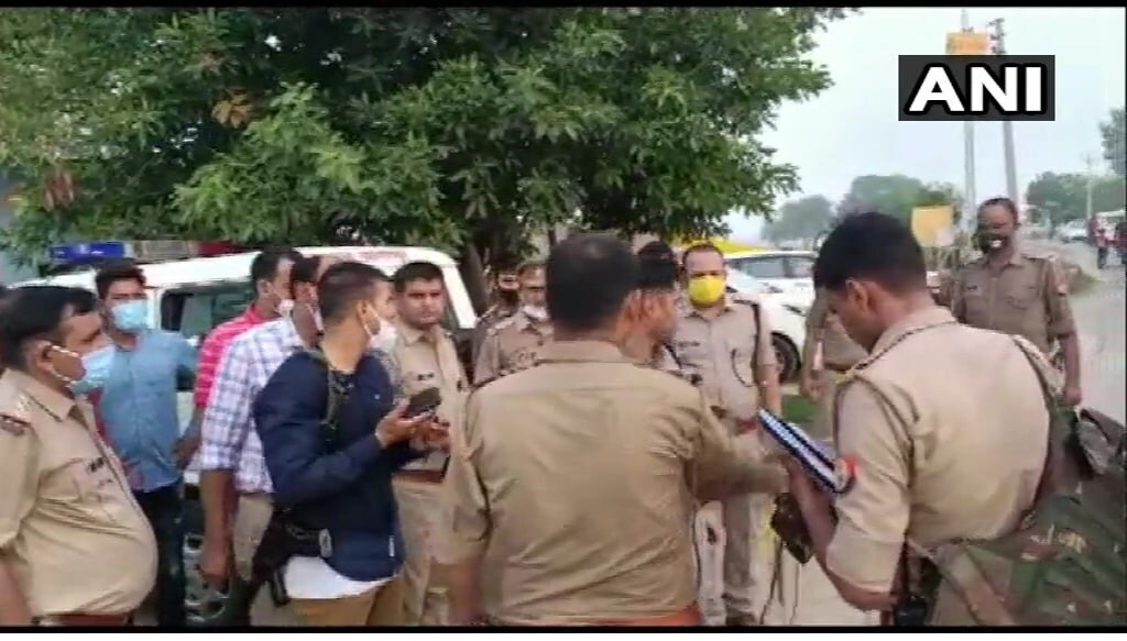 विकास दुबे नावाच्या व्यक्तीसह त्याच्या साथीदारांनी पोलिसांच्या पथकावर भ्याड हल्ला केला. या हल्ल्यानंतर त्यांनी पोलीस चौकीतील सर्व साहित्य लुटलं. . एडीजी कानपूर झोन, आयजी रेंज एसएसपी कानपूर यांच्यासह उत्तर प्रदेशातील पोलीस दल घटनास्थळी दाखल झालं आहे. या घटनेमुळे शुक्रवारी सकाळी मोठी खळबळ उडाली. विकास दुबे नावाच्या व्यक्तीसह त्याच्या साथीदारांनी पोलिसांच्या पथकावर भ्याड हल्ला केला. या हल्ल्यानंतर त्यांनी पोलीस चौकीतील सर्व साहित्य लुटलं. . एडीजी कानपूर झोन, आयजी रेंज एसएसपी कानपूर यांच्यासह उत्तर प्रदेशातील पोलीस दल घटनास्थळी दाखल झालं आहे. या घटनेमुळे शुक्रवारी सकाळी मोठी खळबळ उडाली.