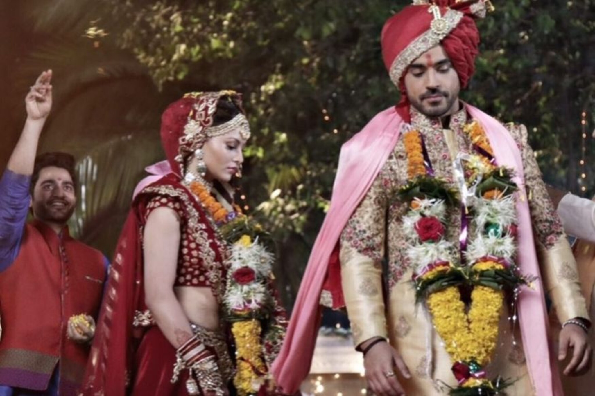 उर्वशीनं बिग बॉस फेम गौतम गुलाटीशी केलं लग्न? काय आहे Viral Photo चं सत्य