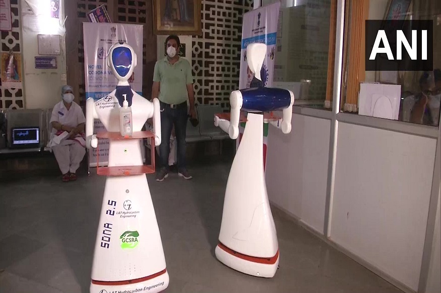 कोरोनाबाधितांना औषधं देण्यासाठी रोबोंची नेमणूक, या हॉस्पीटलची भन्नाट कल्पना