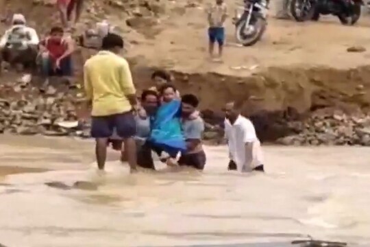 VIDEO : माणुसकीला सलाम! रुग्णालयाने केले हात वर, मग लोकांनीच केली गरोदर महिलेची मदत