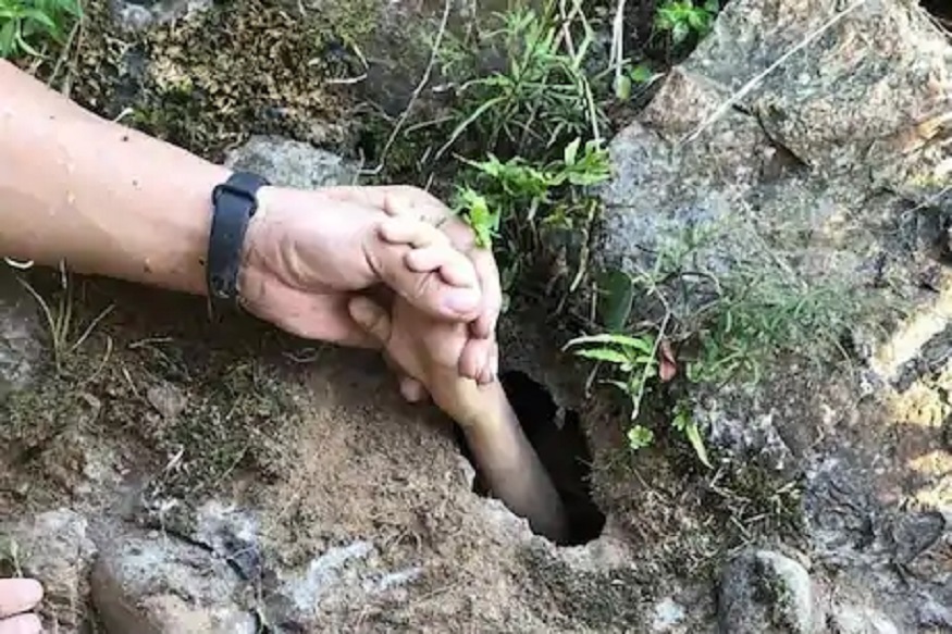 खड्ड्यात अडकला 7 वर्षांचा मुलगा, जमिनीतून बाहेर आला फक्त एक हात! पाहा रेस्क्यू ऑपरेशनचा थरारक VIDEO