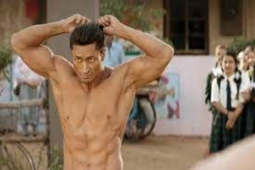 त्याचं झालं असं की अभिनेता आपला मित्र अमित साध याच्यासह सोशल मीडियावर संवाद साधत होता. या ट्विटमध्ये त्याने अमित शाह यांना गळा भेट घेण्यावर वक्तव्य केलं. अमित साद ट्विटरवर मित्र विद्युत जामवाल यांच्या नव्या चित्रपटाच्या ट्रेलरचं कौतुक करत होते. त्याचं झालं असं की अभिनेता आपला मित्र अमित साध याच्यासह सोशल मीडियावर संवाद साधत होता. या ट्विटमध्ये त्याने अमित शाह यांना गळा भेट घेण्यावर वक्तव्य केलं. अमित साद ट्विटरवर मित्र विद्युत जामवाल यांच्या नव्या चित्रपटाच्या ट्रेलरचं कौतुक करत होते.