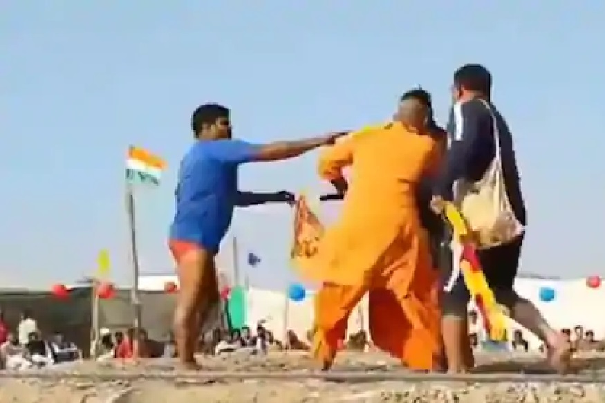 कमी समजायचं नाय, साधूने 3 पेहलवानांना 5 सेकंदात दाखवले आस्मान, VIDEO VIRAL