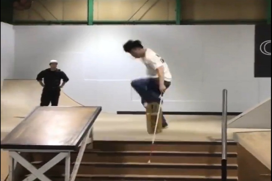 जबरदस्त! डोळ्यांनी दिसत नसताना अंध तरुणानं केलं खतरनाक स्टंट, पाहा VIDEO