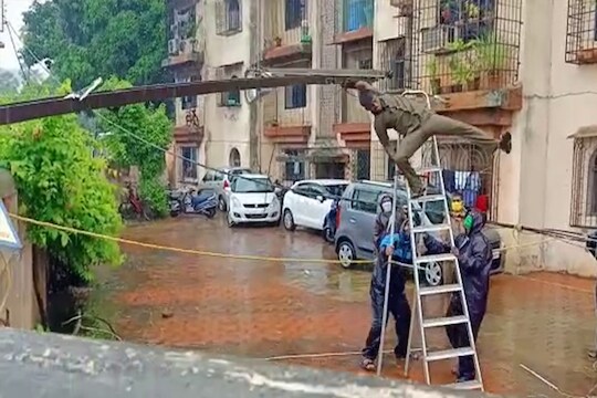 भर पावसात सुरू होते पोल दुरुस्तीचे काम, वायरमॅनचा अचानक गेला तोल आणि...,पाहा VIDEO