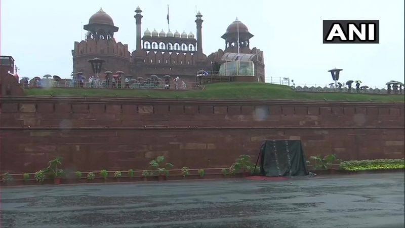 15 ऑगस्टला सोशल डिस्टन्स, सॅनिटाइझ आणि कोरोनाचं संक्रमण होऊ नये यासाठी विशेष काळजी घेण्यात आली आहे. 15 ऑगस्टला सोशल डिस्टन्स, सॅनिटाइझ आणि कोरोनाचं संक्रमण होऊ नये यासाठी विशेष काळजी घेण्यात आली आहे.