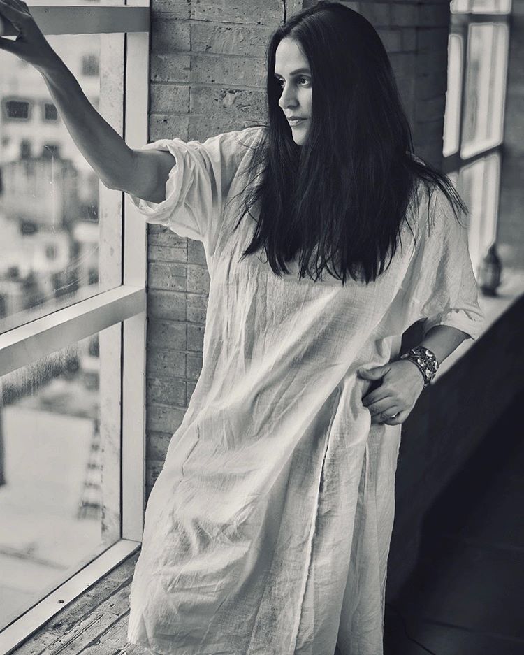 अगदी सिम्पल लूकमध्येही नेहा स्टाइलिश दिसते. तिचे बहुतेक ड्रेस कुर्ता पैटर्नमध्ये असतात. (फोटो सौजन्य - इन्स्टाग्राम) अगदी सिम्पल लूकमध्येही नेहा स्टाइलिश दिसते. तिचे बहुतेक ड्रेस कुर्ता पैटर्नमध्ये असतात. (फोटो सौजन्य - इन्स्टाग्राम)