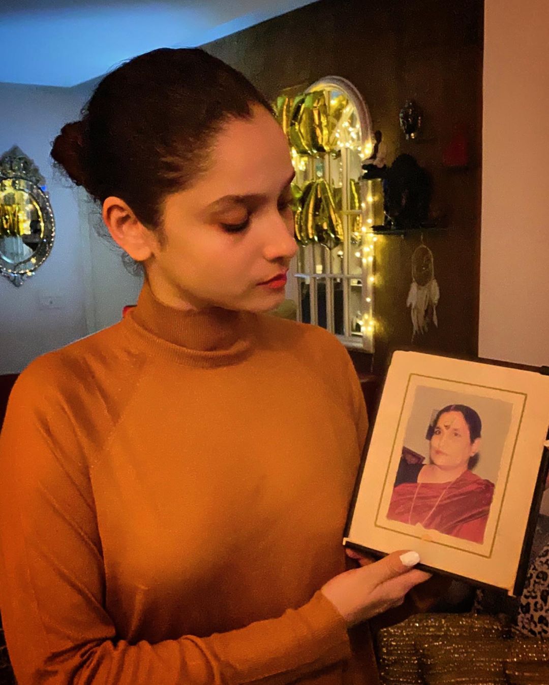 या दिवसात अंकिता लोखंडे ही सुशांत सिंह मृत्यू प्रकरणामुळे चर्चेत आहे. अंकिताने काही दिवसांपूर्वी सुशांत सिंह याच्या आई(छायाचित्र) सोबतचा फोटो शेअर केला होता आणि सुशांतबाबत आपल्या भावना व्यक्त केल्या होत्या. या दिवसात अंकिता लोखंडे ही सुशांत सिंह मृत्यू प्रकरणामुळे चर्चेत आहे. अंकिताने काही दिवसांपूर्वी सुशांत सिंह याच्या आई(छायाचित्र) सोबतचा फोटो शेअर केला होता आणि सुशांतबाबत आपल्या भावना व्यक्त केल्या होत्या.