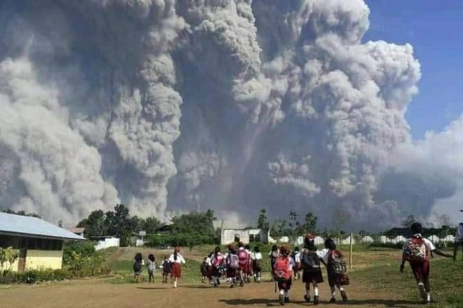 साधारण ज्वालामुखीजवळच्या 5 किलोमीटर अंतरापर्यंत न जाण्याचं आवाहन स्थानिकांना प्रशासनाकडून कऱण्यात आलं आहे. साधारण ज्वालामुखीजवळच्या 5 किलोमीटर अंतरापर्यंत न जाण्याचं आवाहन स्थानिकांना प्रशासनाकडून कऱण्यात आलं आहे.