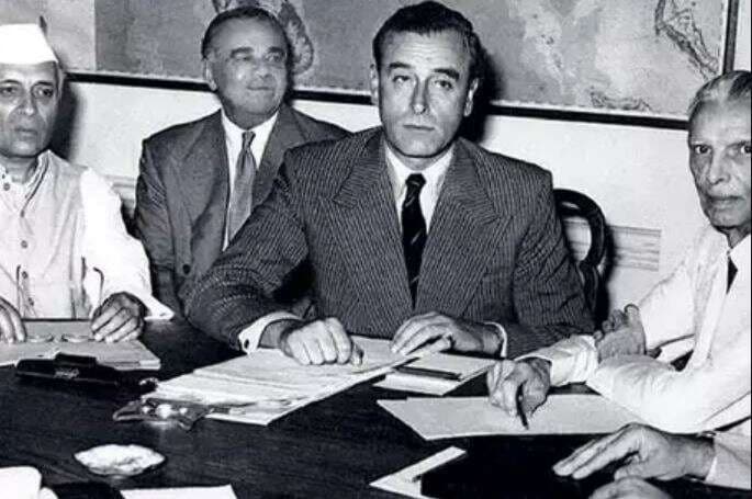 भारताला हक्क सुपूर्द करण्यासाठी फेब्रुवारी 1947 साली माऊंटबेटन यांची नियुक्ती करण्यात आली. भारताला आपल्या राजवटीतून मुक्त करण्यासाठी माऊंटबेटन यांनी एक मसूदा तयार केला. 30 जून 1948 ला सर्व हक्क भारताला सुपूर्द करणार असं या मसुद्यात नमूद होतं. मात्र भारतीय नेत्यांचं यावर एकमत झालं नाही. त्यांनी जून 1948 ही तारीख ठरवली ज्याला विरोध झाला आणि मग 1947 हेच वर्ष ठरलं. भारताला हक्क सुपूर्द करण्यासाठी फेब्रुवारी 1947 साली माऊंटबेटन यांची नियुक्ती करण्यात आली. भारताला आपल्या राजवटीतून मुक्त करण्यासाठी माऊंटबेटन यांनी एक मसूदा तयार केला. 30 जून 1948 ला सर्व हक्क भारताला सुपूर्द करणार असं या मसुद्यात नमूद होतं. मात्र भारतीय नेत्यांचं यावर एकमत झालं नाही. त्यांनी जून 1948 ही तारीख ठरवली ज्याला विरोध झाला आणि मग 1947 हेच वर्ष ठरलं.