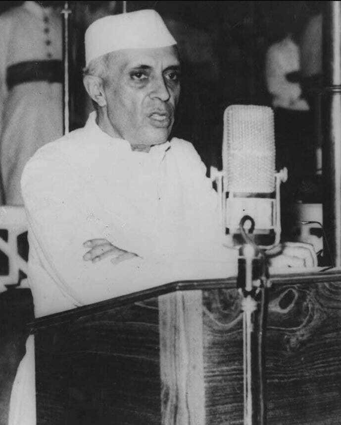 काँग्रेसचे अध्यक्ष म्हणून जवाहरलाल नेहरू यांनी 1929 साली ब्रिटिश सरकारपासून पूर्णपणे स्वंत्रतेची मागणी केली आणि 26 जानेवारीला स्वांत्र्यदिन साजरा करण्याती घोषणा केली. 1930 नंतरदेखील हा दिवस स्वतंत्रता दिन म्हणून साजराही करण्यात आला. मात्र प्रत्यक्षात स्वातंत्र्यदिन होऊ शकला नाही. मग 1950 साली याच दिवशी भारताचं संविधान लागू झालं म्हणून हा दिवस प्रजासत्ताक दिन म्हणून मानला गेला. काँग्रेसचे अध्यक्ष म्हणून जवाहरलाल नेहरू यांनी 1929 साली ब्रिटिश सरकारपासून पूर्णपणे स्वंत्रतेची मागणी केली आणि 26 जानेवारीला स्वांत्र्यदिन साजरा करण्याती घोषणा केली. 1930 नंतरदेखील हा दिवस स्वतंत्रता दिन म्हणून साजराही करण्यात आला. मात्र प्रत्यक्षात स्वातंत्र्यदिन होऊ शकला नाही. मग 1950 साली याच दिवशी भारताचं संविधान लागू झालं म्हणून हा दिवस प्रजासत्ताक दिन म्हणून मानला गेला.