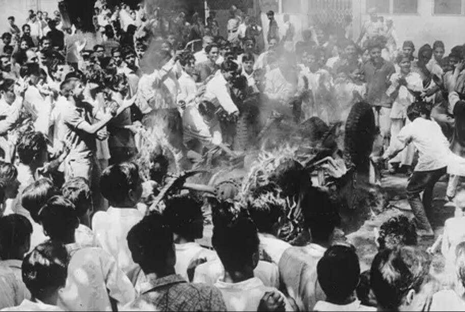 1945 साली दुसऱ्या जागतिक युद्धात ब्रिटनची आर्थिक स्थिती खराब झाली होती आणि राजकीय संकटही होतं. 1945 साली झालेल्या मतदानात ब्रिटनची लेबर पार्टी विजयी झाली. लेबर पार्टीने आपलं सरकार बनलं तर ब्रिटिश राजवटीतील देशांना मुक्त केलं जाईल, असं आश्वासन दिलं होतं आणि लेबर पार्टीचं सरकार येतात भारताच्या स्वातंत्र्याची चळवळ सुरू झाली. 1945 साली दुसऱ्या जागतिक युद्धात ब्रिटनची आर्थिक स्थिती खराब झाली होती आणि राजकीय संकटही होतं. 1945 साली झालेल्या मतदानात ब्रिटनची लेबर पार्टी विजयी झाली. लेबर पार्टीने आपलं सरकार बनलं तर ब्रिटिश राजवटीतील देशांना मुक्त केलं जाईल, असं आश्वासन दिलं होतं आणि लेबर पार्टीचं सरकार येतात भारताच्या स्वातंत्र्याची चळवळ सुरू झाली.