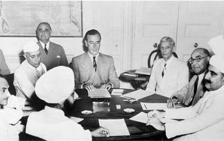 जून 1947 ठरलं की भारताला ऑगस्टपर्यंत स्वतंत्र करायचं. माऊंटबेटन यांनी 15 ऑगस्ट ही तारीख निश्चित केली. या तारखेबाबत माऊंटबेटन म्हणाले, 15 ऑगस्ट हीच तारीख ठरवली कारण याचदिवशी दुसरं महायुद्ध संपताना जपानने आत्मसमर्पण केलं होतं. माऊंटबेटन या तारखेला आपल्यासाठी शुभ मानत होते. तर दुसरीकडे भारतातील ज्योतिष तज्ज्ञ या तारखेला भारतासाठी अशुभ मानत होतं. त्यांनी दुसरी तारीख दिली मात्र माऊंटबेटन आपल्या निर्णयावर ठाम होते. जून 1947 ठरलं की भारताला ऑगस्टपर्यंत स्वतंत्र करायचं. माऊंटबेटन यांनी 15 ऑगस्ट ही तारीख निश्चित केली. या तारखेबाबत माऊंटबेटन म्हणाले, 15 ऑगस्ट हीच तारीख ठरवली कारण याचदिवशी दुसरं महायुद्ध संपताना जपानने आत्मसमर्पण केलं होतं. माऊंटबेटन या तारखेला आपल्यासाठी शुभ मानत होते. तर दुसरीकडे भारतातील ज्योतिष तज्ज्ञ या तारखेला भारतासाठी अशुभ मानत होतं. त्यांनी दुसरी तारीख दिली मात्र माऊंटबेटन आपल्या निर्णयावर ठाम होते.