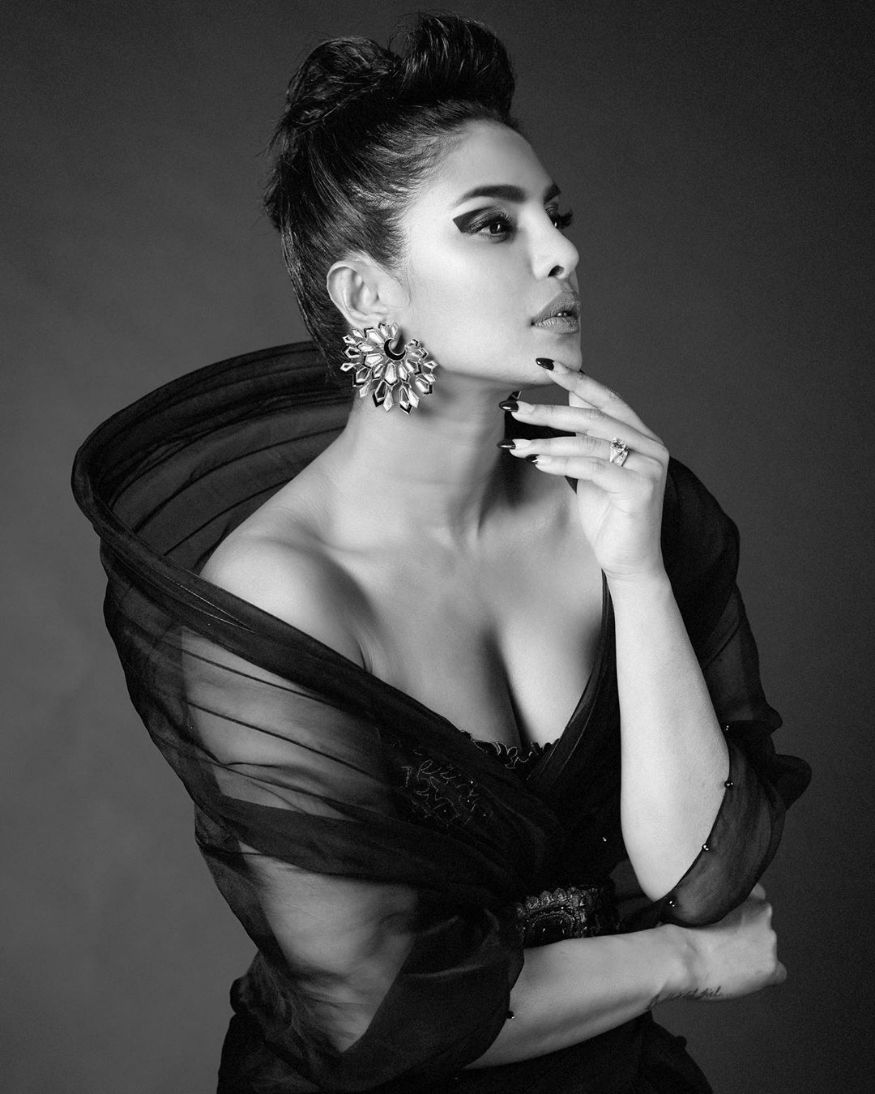 'अनफिनिश्ड' (Unfinished) या बायोग्राफीत अभिनेत्रीने आपल्याला आलेले अनुभव, विचारांचा संग्रह आदींविषयी लिहिलं आहे. पेंग्विन रेंडम हाऊस इंडिया याचं प्रकाशन करणार आहे. 'अनफिनिश्ड' (Unfinished) या बायोग्राफीत अभिनेत्रीने आपल्याला आलेले अनुभव, विचारांचा संग्रह आदींविषयी लिहिलं आहे. पेंग्विन रेंडम हाऊस इंडिया याचं प्रकाशन करणार आहे.