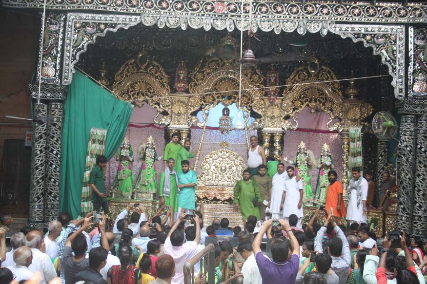 बाकें बिहारी मंदिर, वृंदावन (उत्तर प्रदेश) - 1864 मध्ये बांधलेलं हे वृंदावन शहरातलं मंदिर जन्माष्टमीला विशेष सजतं. इथली आरती सुप्रसिद्ध आहे. जन्माष्टमीच्या आरतीसाठी प्रचंड गर्दी होते. यावर्षी कोरोनाच्या पार्श्वभूमीवर अनेक प्रतिबंध आहेत. बाकें बिहारी मंदिर, वृंदावन (उत्तर प्रदेश) - 1864 मध्ये बांधलेलं हे वृंदावन शहरातलं मंदिर जन्माष्टमीला विशेष सजतं. इथली आरती सुप्रसिद्ध आहे. जन्माष्टमीच्या आरतीसाठी प्रचंड गर्दी होते. यावर्षी कोरोनाच्या पार्श्वभूमीवर अनेक प्रतिबंध आहेत.