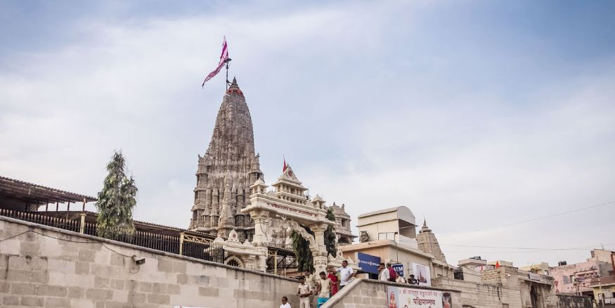 मथुरेचं हे द्वारकाधीशाचं सर्वात जुनं मंदिर. काळ्या संगमरवरातली कृष्णमूर्ती बघायला जगभरातून भक्त येतात. शेजारी राधाराणीची पांढरी संगमरवरी मूर्ती आहे. मथुरेचं हे द्वारकाधीशाचं सर्वात जुनं मंदिर. काळ्या संगमरवरातली कृष्णमूर्ती बघायला जगभरातून भक्त येतात. शेजारी राधाराणीची पांढरी संगमरवरी मूर्ती आहे.