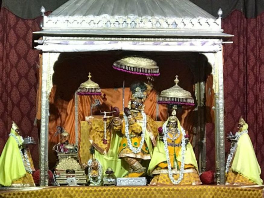 राजस्थानातल्या जयपूरचं हे गोविंद देवजी मंदिर. जयपूरचे महाराज सवाई राजे जयसिंग द्वितीय यांनी याची स्थापना केली. नक्षीदार खांब आणि वास्तुशैलीसाठी हे मंदिर प्रसिद्ध आहे. राजस्थानातल्या जयपूरचं हे गोविंद देवजी मंदिर. जयपूरचे महाराज सवाई राजे जयसिंग द्वितीय यांनी याची स्थापना केली. नक्षीदार खांब आणि वास्तुशैलीसाठी हे मंदिर प्रसिद्ध आहे.