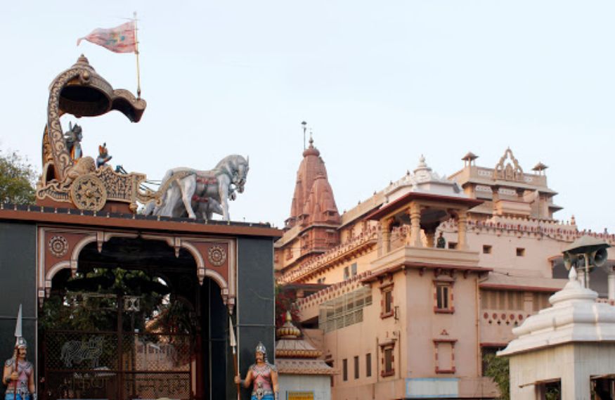 मथुरेचं हे कृष्णराव मंदिर. कृष्ण जन्मभूमीवरचं हे मंदिर देशभरात महत्त्वाचं मानलं जातं. कारण कंसाच्या कारागृहात कृष्ण जन्माला आला त्याच जागी हे उभं आहे. मथुरेचं हे कृष्णराव मंदिर. कृष्ण जन्मभूमीवरचं हे मंदिर देशभरात महत्त्वाचं मानलं जातं. कारण कंसाच्या कारागृहात कृष्ण जन्माला आला त्याच जागी हे उभं आहे.