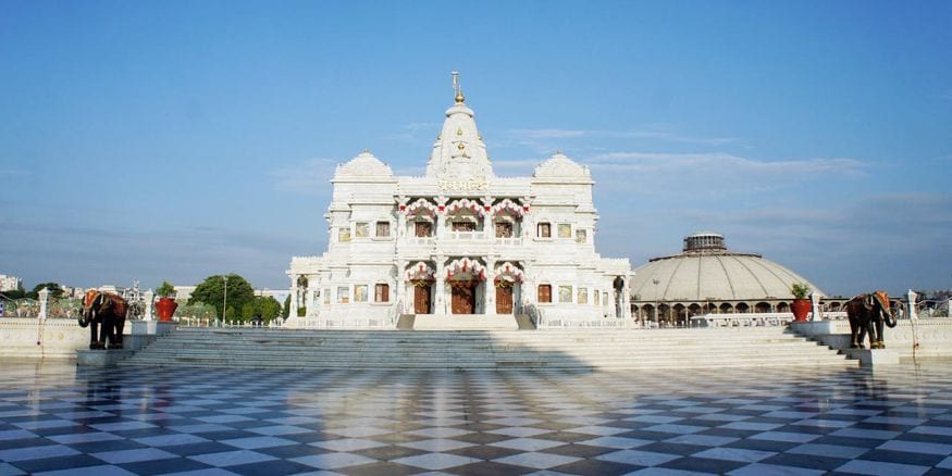 वृंदावनचं हे प्रेममंदिर. संध्याकाळी इथे थुईथुई नाचणाऱ्या कारंजांची सजावट असते. कृष्णकथांवर आधारित चित्र या मंदिराच्या भिंतींवर सजली आहेत. वृंदावनचं हे प्रेममंदिर. संध्याकाळी इथे थुईथुई नाचणाऱ्या कारंजांची सजावट असते. कृष्णकथांवर आधारित चित्र या मंदिराच्या भिंतींवर सजली आहेत.