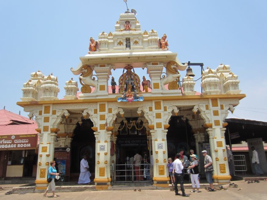 कर्नाटकातल्या उडुपी या समुद्रकाठच्या गावात वसलेलं हे श्रीकृष्ण मठ नावाने ओळखलं जाणारं मंदिर दक्षिण भारतातलं सर्वात प्रसिद्ध कृष्ण मंदिर आहे. कर्नाटकातल्या उडुपी या समुद्रकाठच्या गावात वसलेलं हे श्रीकृष्ण मठ नावाने ओळखलं जाणारं मंदिर दक्षिण भारतातलं सर्वात प्रसिद्ध कृष्ण मंदिर आहे.