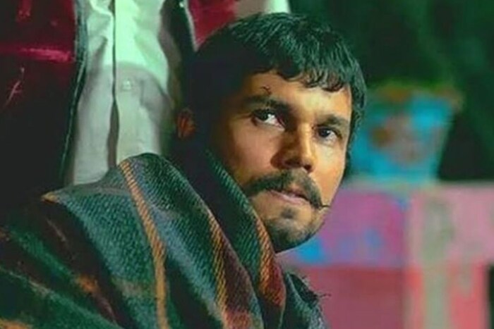 त्याठिकाणी पोट भरण्यासाठी रणदीपने ड्रायव्हर पासून वेटरचे देखील काम केले होते. 