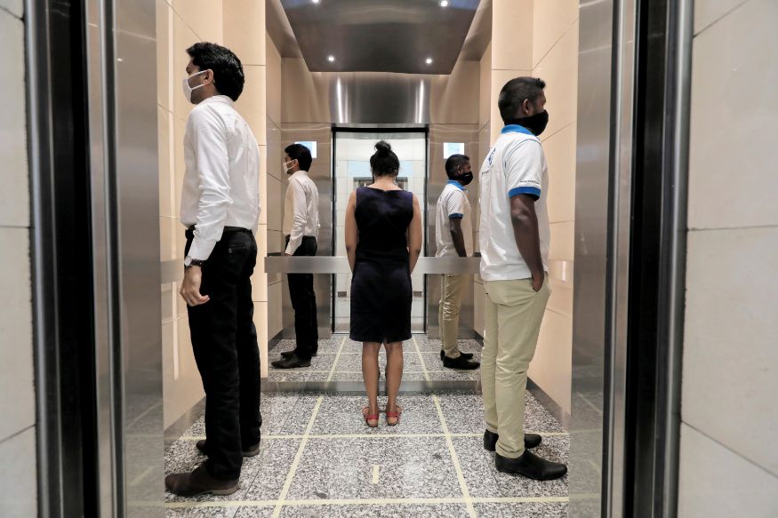 लिफ्टमध्येदेखील सोशल डिस्टन्सिंगचं पालन केलं जातं आहे. श्रीलंकेच्या कोलिबंयातील वर्ल्ड ट्रेड सेंटरमधील लिफ्टमध्ये कर्मचारी अशा पद्धतीने सोशल डिस्टन्सिंग ठेवतात. लिफ्टच्या चार दिशेने चार लोक एकमेकांकडे पाठ करून उभे राहतात. (फोटो सौजन्य - रॉयटर्स) लिफ्टमध्येदेखील सोशल डिस्टन्सिंगचं पालन केलं जातं आहे. श्रीलंकेच्या कोलिबंयातील वर्ल्ड ट्रेड सेंटरमधील लिफ्टमध्ये कर्मचारी अशा पद्धतीने सोशल डिस्टन्सिंग ठेवतात. लिफ्टच्या चार दिशेने चार लोक एकमेकांकडे पाठ करून उभे राहतात. (फोटो सौजन्य - रॉयटर्स)