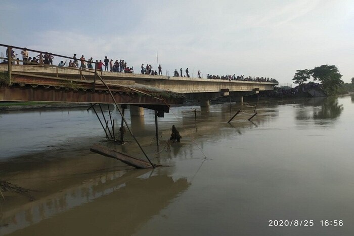 या अपघातात डझनभराहून अधिक लोक बुडाले असल्याची माहिती देण्यात आली आहे. अपघाताच्या 7 तासानंतर पूर्णिया इथली एनडीआरएफची टीम घटनास्थळी दाखल झाली. त्यानंतर बेपत्ता असलेल्या लोकांच्या मृतदेहाचा शोध सध्या सुरू असल्याची माहिती देण्यात आली आहे.