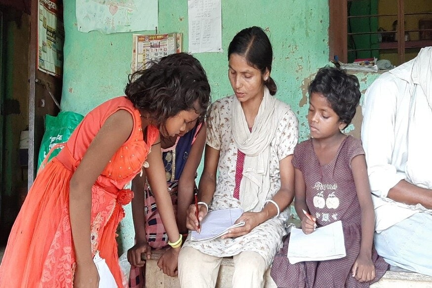 बिहारमधील गया जिल्ह्यापासून 60 किमी दूर असलेल्या नक्षलग्रस्त भागात कोहवरी गावामध्ये हे दाम्पत्य एक आश्रम चालवतं. या आश्रमात 26 मुलं शिकण्यासाठी येतात. या मुलांना सर्वगुण संपन्न आणि व्यवहारी ज्ञान येण्यासाठी पारंपरिक पद्धतीनं शिकवणी केली जात आहे. बिहारमधील गया जिल्ह्यापासून 60 किमी दूर असलेल्या नक्षलग्रस्त भागात कोहवरी गावामध्ये हे दाम्पत्य एक आश्रम चालवतं. या आश्रमात 26 मुलं शिकण्यासाठी येतात. या मुलांना सर्वगुण संपन्न आणि व्यवहारी ज्ञान येण्यासाठी पारंपरिक पद्धतीनं शिकवणी केली जात आहे.