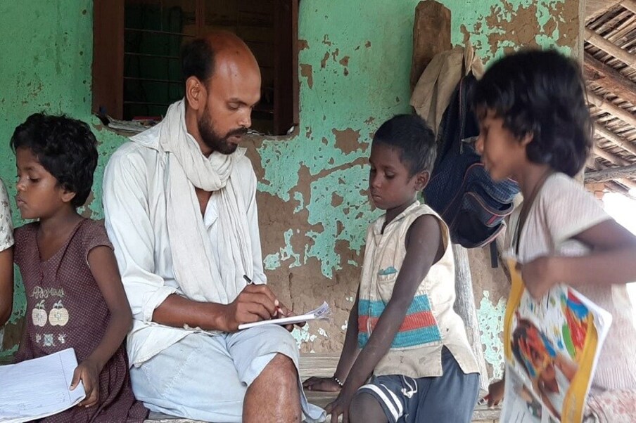 अनिल आणि रेखा या दाम्पत्यांनी लाखो रुपयांची नोकरी सोडून नक्षलग्रस्त आणि आदिवासी भागांमधील मुलांमध्ये शिक्षणाची ज्योत जागवली. त्यांनी दिल्ली विद्यापीठातून शिक्षण घेतले असून दोघेही उच्चशिक्षित आहेत. अनिल यांनी 2 विषयांमध्ये एम.ए. आणि एमफील पदवी घेतली. रेखा यांनी एम.ए. संगणक शिक्षण आणि योग यांचेही चांगले प्रशिक्षण घेतले आहे.
