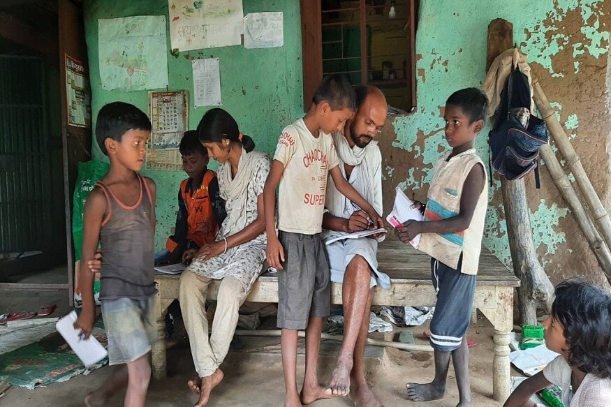 अनिल यांना नोकरीमध्ये समाधान मिळत नव्हते. समाजासाठी काहितरी करायला हवं असं त्यांना सतत वाटायचं. त्यामुळे दोघांनीही नोकरी सोडून गरजू मुलांना शिकवण्याचा निर्णय घेतला. 2017 पासून बिहारमधील गया जिल्ह्यापासून 60 किमी दूर असलेल्या आश्रमात हे दोघंही मुलांना शिकवतात. अनिल यांना नोकरीमध्ये समाधान मिळत नव्हते. समाजासाठी काहितरी करायला हवं असं त्यांना सतत वाटायचं. त्यामुळे दोघांनीही नोकरी सोडून गरजू मुलांना शिकवण्याचा निर्णय घेतला. 2017 पासून बिहारमधील गया जिल्ह्यापासून 60 किमी दूर असलेल्या आश्रमात हे दोघंही मुलांना शिकवतात.