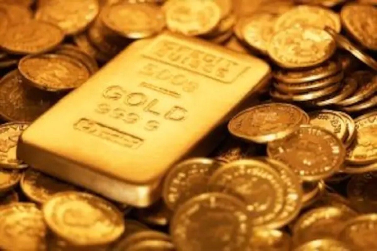 मोदी सरकारकडून पुन्हा एकदा स्वस्त सोनेखरेदी करण्याची सुवर्णसंधी (Buy Gold with Modi Govt scheme) मिळणार आहे. यावर्षीची ही शेवटची संधी असेल. सरकारद्वारे सॉव्हरेन गोल्ड बाँडचे सब्सक्रिप्शन 31 ऑगस्ट ते 4 सप्टेंबरदरम्यान लागू करण्यात येत आहे. हे बाँड 8 सप्टेंबर रोजी इश्यू करण्यात येतील. गोल्ड बाँडमध्ये गुंतवणुकदारांना सोने फिजिकल स्वरूपात मिळत नाही, मात्र फिजिकल गोल्डपेक्षा ही गुंकवणूक सुरक्षित मानली जाते. 