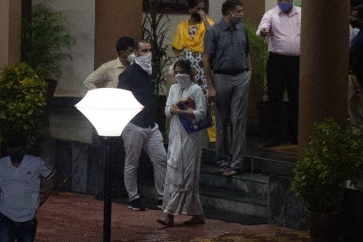 सीबीआयच्या 10 तासांच्या चौकशीनंतर रिया डीआरडीओ गेस्ट हाऊसबाहेर पडली (फोटो सौजन्य- Viral Bhayani) सीबीआयच्या 10 तासांच्या चौकशीनंतर रिया डीआरडीओ गेस्ट हाऊसबाहेर पडली (फोटो सौजन्य- Viral Bhayani)