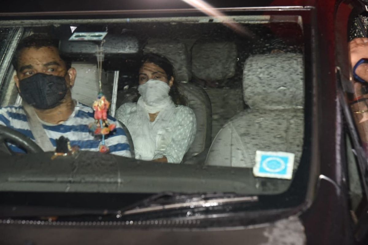 SSR Case Update : सीबीआयच्या मागणीनंतर मुंबई पोलीस देणार रियाला सुरक्षा