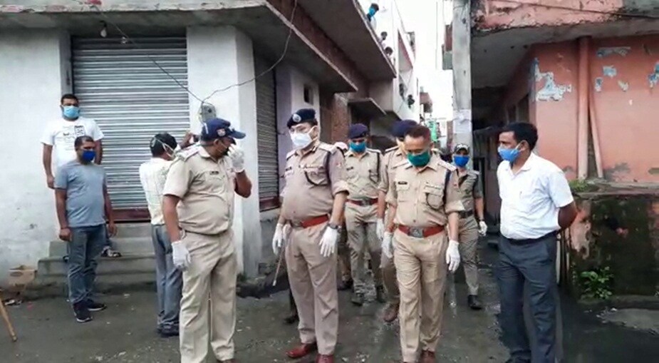 हीरा लाल आपली पत्नी आणि दोन मुलींसोबत रुद्रपूरच्या ट्रान्झिट कॅम्प भागातील राजा कॉलनीमध्ये राहत होता. त्याची मोठी मुलगी आणि पती नरेंद्र गंगवार त्यांच्या मुलांसमवेत जवळच राहत होती. सासरच्या संपत्तीबद्दल नरेंद्रच्या मनात लालच होती. यानंतर त्याने षडयंत्र रचला आणि सगळ्यांची हत्या करत संपत्ती हडप केली. या कामात नरेंद्रच्या भाडेकरू विजयनेही त्याला पाठिंबा दिला.