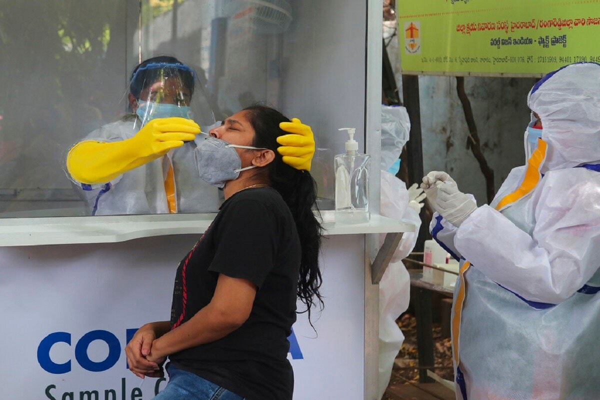 या वर्षाच्या सुरूवातीपासूनच Covid 19 मुळे जगाच्या बर्याच देशांना मोठा फटका बसला. भारतात मार्च 2020 पासून कोरोनाची प्रकरणं समोर आली त्याची वाढती संख्या अजूनही सुरू आहे. कोरोनाचा कायमचा नाश व्हावा याच प्रतिक्षेत सध्या सरकार आणि जनता आहे. कोरोनामुळे मागिल 6 महिन्यांत खूप मोठे बदल झाले आहेत. कोरोनाला ओळखण्यासाठी बरीच लक्षणंही समोर आली. पण आता आर्थिक अडचणींमुळे लोक घराच्या बाहेर पडायला लागली आहे. पण मग मागील 6 महिन्यांत कोरोनाच्या लक्षणांमध्ये नेमका काय बदलले झाला आणि कोरोना रोग ओळखण्यासाठी कोणतं नवीन संशोधन समोर आलं याचा विचार करणं महत्त्वाचं आहे. (AP Photo/Mahesh Kumar A.) या वर्षाच्या सुरूवातीपासूनच Covid 19 मुळे जगाच्या बर्याच देशांना मोठा फटका बसला. भारतात मार्च 2020 पासून कोरोनाची प्रकरणं समोर आली त्याची वाढती संख्या अजूनही सुरू आहे. कोरोनाचा कायमचा नाश व्हावा याच प्रतिक्षेत सध्या सरकार आणि जनता आहे. कोरोनामुळे मागिल 6 महिन्यांत खूप मोठे बदल झाले आहेत. कोरोनाला ओळखण्यासाठी बरीच लक्षणंही समोर आली. पण आता आर्थिक अडचणींमुळे लोक घराच्या बाहेर पडायला लागली आहे. पण मग मागील 6 महिन्यांत कोरोनाच्या लक्षणांमध्ये नेमका काय बदलले झाला आणि कोरोना रोग ओळखण्यासाठी कोणतं नवीन संशोधन समोर आलं याचा विचार करणं महत्त्वाचं आहे. (AP Photo/Mahesh Kumar A.)