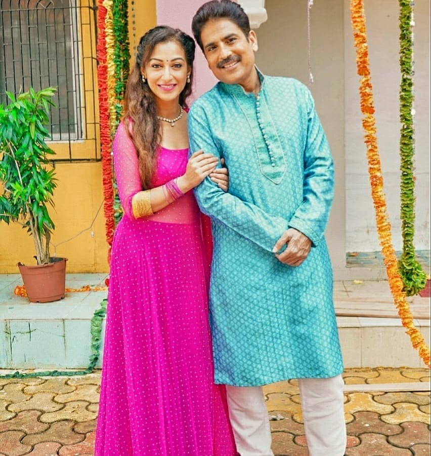 मीडियाशी केलेल्या संभाषणामध्ये सुनैनाने अशी प्रतिक्रिया दिली आहे की ती या मालिकेबाबत एक्ससायटेड आणि नर्व्हस आहे. तिने नुकताच तिचा ऑनस्क्रीन नवरा अर्थात शैलेश लोढा यांच्याबरोबरचा फोटो सोशल मीडियावर शेअर केला आहे. (फोटो सौजन्य- @sunayanaf/Instagram) मीडियाशी केलेल्या संभाषणामध्ये सुनैनाने अशी प्रतिक्रिया दिली आहे की ती या मालिकेबाबत एक्ससायटेड आणि नर्व्हस आहे. तिने नुकताच तिचा ऑनस्क्रीन नवरा अर्थात शैलेश लोढा यांच्याबरोबरचा फोटो सोशल मीडियावर शेअर केला आहे. (फोटो सौजन्य- @sunayanaf/Instagram)