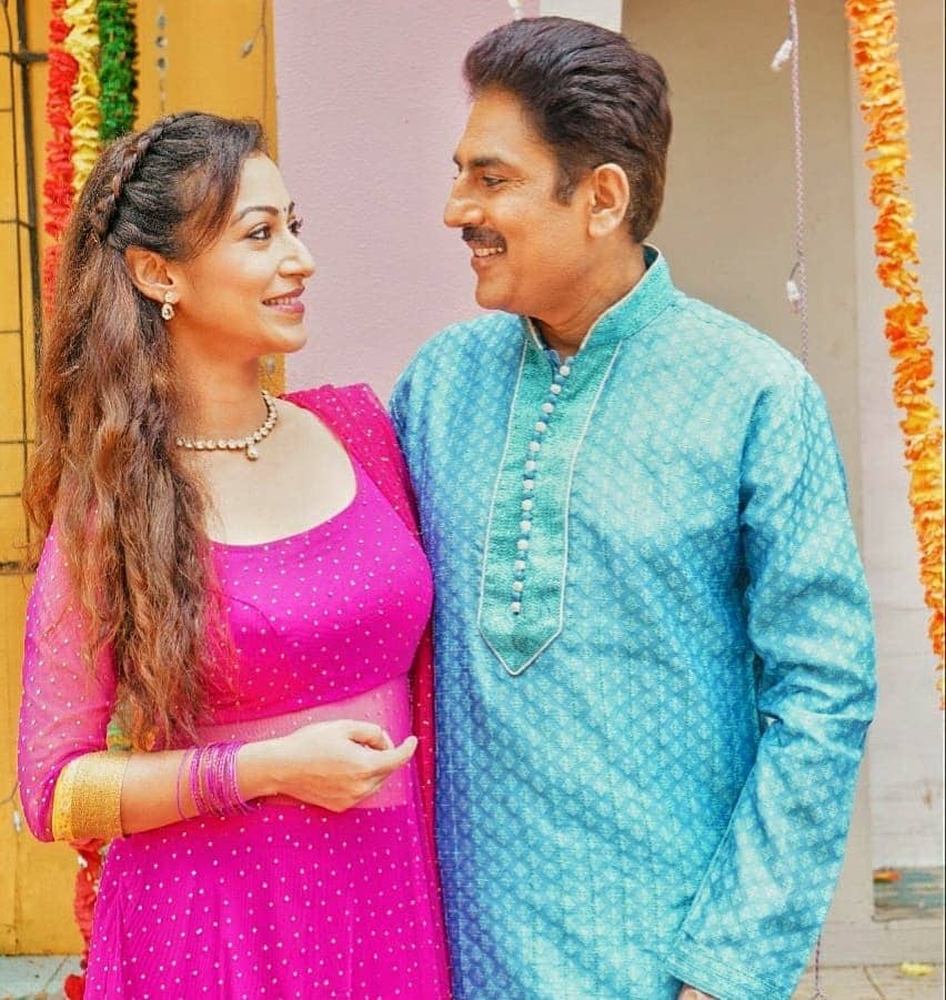 सुनैनाने तिच्या इन्स्टाग्रामवर शैलेश लोढा यांच्याबरोबर दोन फोटो शेअर केले आहेत. 'तारक मेहता..'च्या सेटवरचाच हा फोटो आहे. (फोटो सौजन्य- @sunayanaf/Instagram) सुनैनाने तिच्या इन्स्टाग्रामवर शैलेश लोढा यांच्याबरोबर दोन फोटो शेअर केले आहेत. 'तारक मेहता..'च्या सेटवरचाच हा फोटो आहे. (फोटो सौजन्य- @sunayanaf/Instagram)