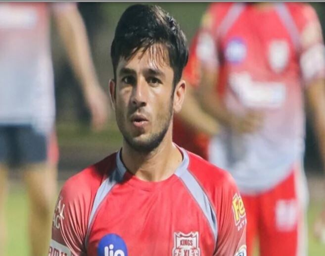 अंडर 19 वर्ल्ड कपमध्ये सर्वात चर्चेत आलेला गोलंदाज म्हणजे रवी बिश्नोई. वर्ल्ड कपमध्ये त्यानं 17 विकेट घेतल्या होत्या. बिश्नोईला किंग्ज इलेव्हन पंजाब (KXIP) संघाने 2 कोटींना विकत घेतले. त्यामुळे बिश्नोईची गोलंदाजी रोहित-विराटला नक्कीच त्रासदायक ठरेल. अंडर 19 वर्ल्ड कपमध्ये सर्वात चर्चेत आलेला गोलंदाज म्हणजे रवी बिश्नोई. वर्ल्ड कपमध्ये त्यानं 17 विकेट घेतल्या होत्या. बिश्नोईला किंग्ज इलेव्हन पंजाब (KXIP) संघाने 2 कोटींना विकत घेतले. त्यामुळे बिश्नोईची गोलंदाजी रोहित-विराटला नक्कीच त्रासदायक ठरेल.
