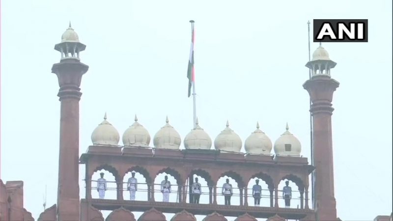 लाल किल्ल्यावर आज जवानांनी संपूर्ण ड्रेस परिधान करून परेडचा सराव केला. स्वातंत्र दिनाच्या पार्श्वभूमीवर आज हा सराव करण्यात आला . लाल किल्ल्यावर आज जवानांनी संपूर्ण ड्रेस परिधान करून परेडचा सराव केला. स्वातंत्र दिनाच्या पार्श्वभूमीवर आज हा सराव करण्यात आला .