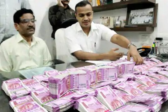 सावधान! सॅनिटाइझ करून-धुवून उन्हामध्ये वाळवल्यामुळे 2000 च्या 17 कोटी नोटा झाल्या खराब, ही चूक टाळा
