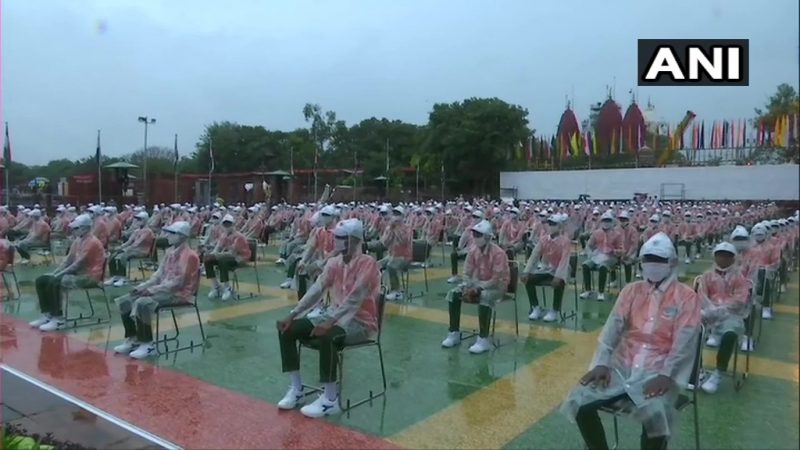यंदा लाल किल्ल्यावर होणाऱ्या कार्यक्रम सोहळ्यात लहान मुलांऐवजी कोरोना वॉरियर्सना खास निमंत्रण आहे. यंदाचा स्वतंत्र्यदिन त्यांच्यासोबत साजरा केला जाणार आहे. यंदा लाल किल्ल्यावर होणाऱ्या कार्यक्रम सोहळ्यात लहान मुलांऐवजी कोरोना वॉरियर्सना खास निमंत्रण आहे. यंदाचा स्वतंत्र्यदिन त्यांच्यासोबत साजरा केला जाणार आहे.
