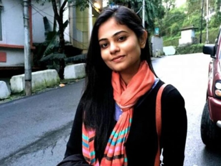 दोन्ही भाऊ UPSC देऊन वेगवेगळ्या पदावर आणि वडील डॉक्टर असल्यानं घरातूनच UPSCच्या परीक्षांचं तिला मार्गदर्शन मिळालं. अर्तिकाचं शालेय शिक्षण वाराणसीत झालं. पहिल्यापासूनच शाळेत पहिल्या नंबरात असणाऱ्या अर्तिकाला हाती घेतलेलं काम अत्यंत कुशल आणि हुशारीनं पूर्ण करण्याची सवय होती.
