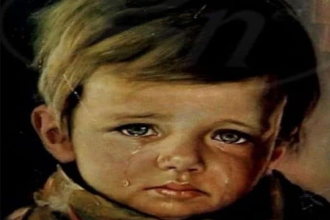 इटलीचा कलाकार ब्रूनो एमेडियो याने हे काढलेलं चित्र आहे. दुसऱ्या जागतिक युद्धादरम्यान हे चित्र काढण्यात आल्याचं सांगितलं जातं. The Crying Boy नावाचं पेंटिंग मात्र आजही कुतूहलाचा विषय आहे. हे चित्र ठेवणाऱ्यासोबत अनेक संकट आणि विचित्र घटना घडू लागल्या त्यानंतर हे चित्र लोक चित्रकाराला परत करू लागले. इटलीचा कलाकार ब्रूनो एमेडियो याने हे काढलेलं चित्र आहे. दुसऱ्या जागतिक युद्धादरम्यान हे चित्र काढण्यात आल्याचं सांगितलं जातं. The Crying Boy नावाचं पेंटिंग मात्र आजही कुतूहलाचा विषय आहे. हे चित्र ठेवणाऱ्यासोबत अनेक संकट आणि विचित्र घटना घडू लागल्या त्यानंतर हे चित्र लोक चित्रकाराला परत करू लागले.