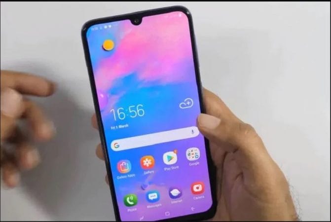 Samsung Galaxy M30- तीन कॅमेरा आणि 5000 mAh बॅटरी मिळणार आहे. 16 MP सेल्फी कॅमेरा आणि फास्ट चार्जिंग या फोनमध्ये मिळणार आहे. याची किंमत 10 हजार 35 रुपये आहे. याशिवाय या फोनला 3+32 वेरियंट मिळणार आहे. Samsung Galaxy M30- तीन कॅमेरा आणि 5000 mAh बॅटरी मिळणार आहे. 16 MP सेल्फी कॅमेरा आणि फास्ट चार्जिंग या फोनमध्ये मिळणार आहे. याची किंमत 10 हजार 35 रुपये आहे. याशिवाय या फोनला 3+32 वेरियंट मिळणार आहे.