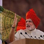 2014मध्ये पंतप्रधान म्हणून नरेंद्र मोदी यांनी पहिल्यांदा लाल किल्ल्यावरून देशाला संबोधित केलं होतं. यावेळेस त्यांनी लाल आणि पिवळ्या रंगाची पगडी परिधान केली होती. 2014मध्ये पंतप्रधान म्हणून नरेंद्र मोदी यांनी पहिल्यांदा लाल किल्ल्यावरून देशाला संबोधित केलं होतं. यावेळेस त्यांनी लाल आणि पिवळ्या रंगाची पगडी परिधान केली होती.