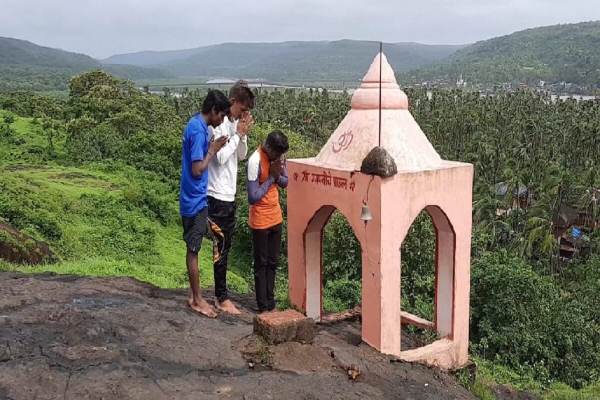 मंदिराच्या एका बाजूला विस्तीर्ण आणि विलोभनीय समुद्र किनारा आणि किनाऱ्यावर वसलेले आंजर्ले गाव. गावाशेजारील उंच डोंगरकड्यावर गणपतीचं अत्यंत देखणं मंदिर आहे. मंदिराच्या एका बाजूला विस्तीर्ण आणि विलोभनीय समुद्र किनारा आणि किनाऱ्यावर वसलेले आंजर्ले गाव. गावाशेजारील उंच डोंगरकड्यावर गणपतीचं अत्यंत देखणं मंदिर आहे.